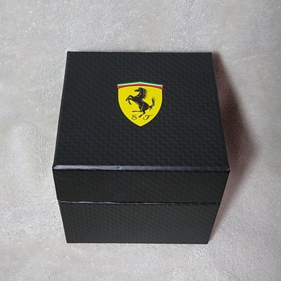 *SOLD* Scuderia Ferrari RedRev Analog Men's Watch - Picture 9 of 9